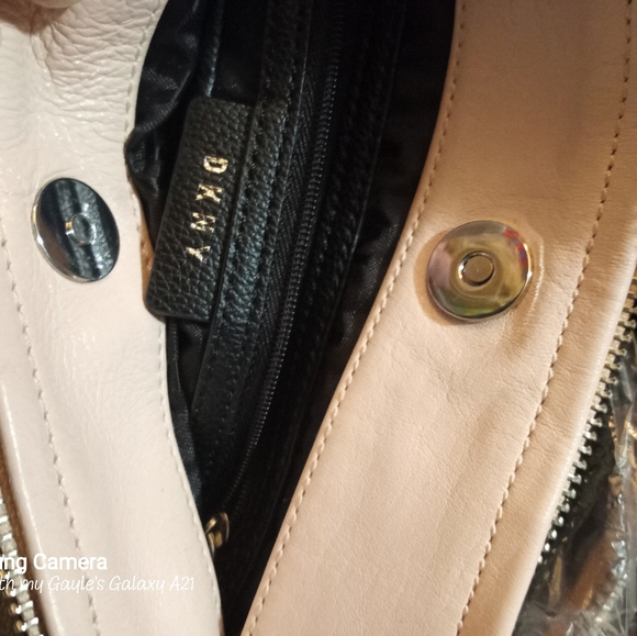 Dnky Small Soft Leather Crossbody. - Picture 5 of 6